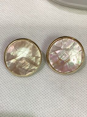 VTG Hobe clip on mother of pearl round gold tone earrings 1”